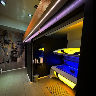 Solarium Galeria MM Poznań 4 łóżka potrójnie brązujące, hybrydowe, swiatloterapia, bryza